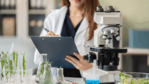 Une professionnelle procède à une analyse alimentaire en laboratoire