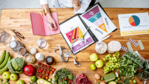 Une professionnelle en train d'évaluer différents groupes d'aliments